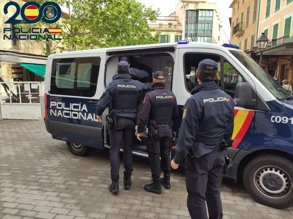 Dos detenidos por forzar coches para robar en su interior en Palma