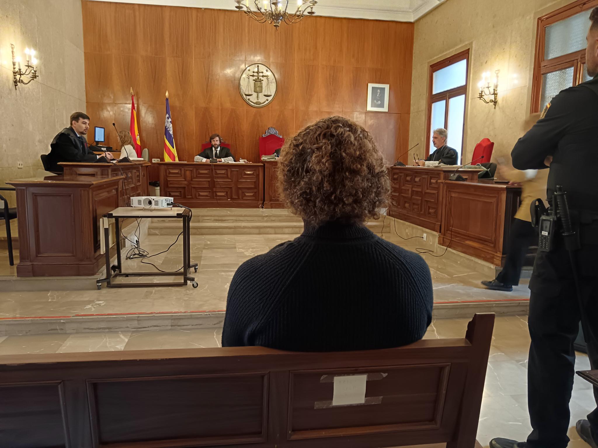 Condenado intentar matar empujando por un terraplén a un homosexual en la playa de El Mago y agredir a otro con un martillo