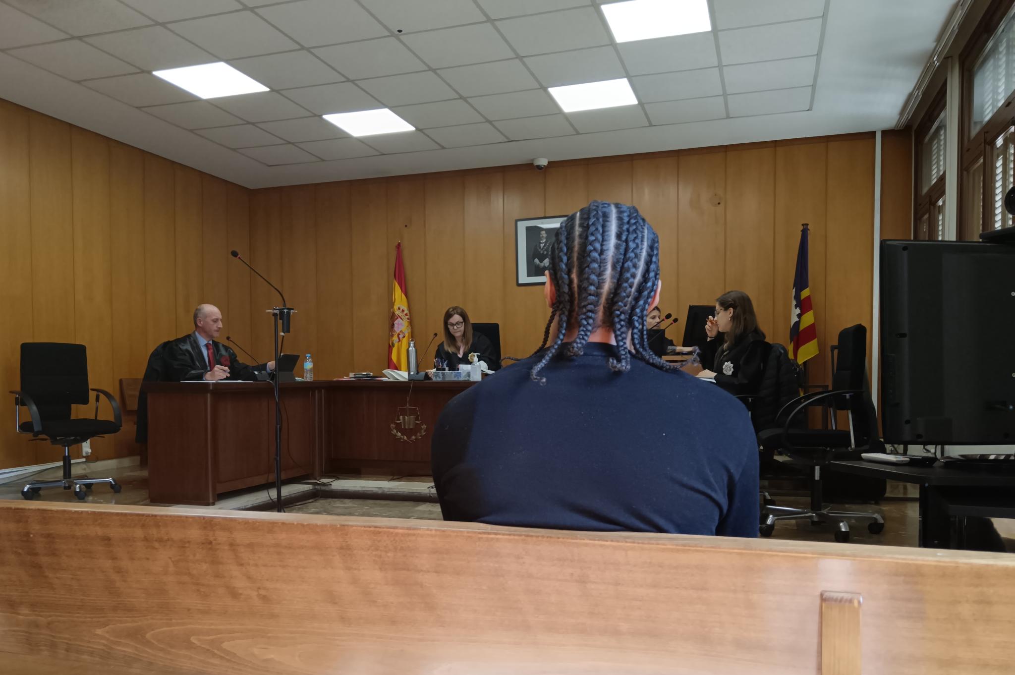 Piden nueve años de cárcel a un joven por un triple apuñalamiento en una discoteca de Palma