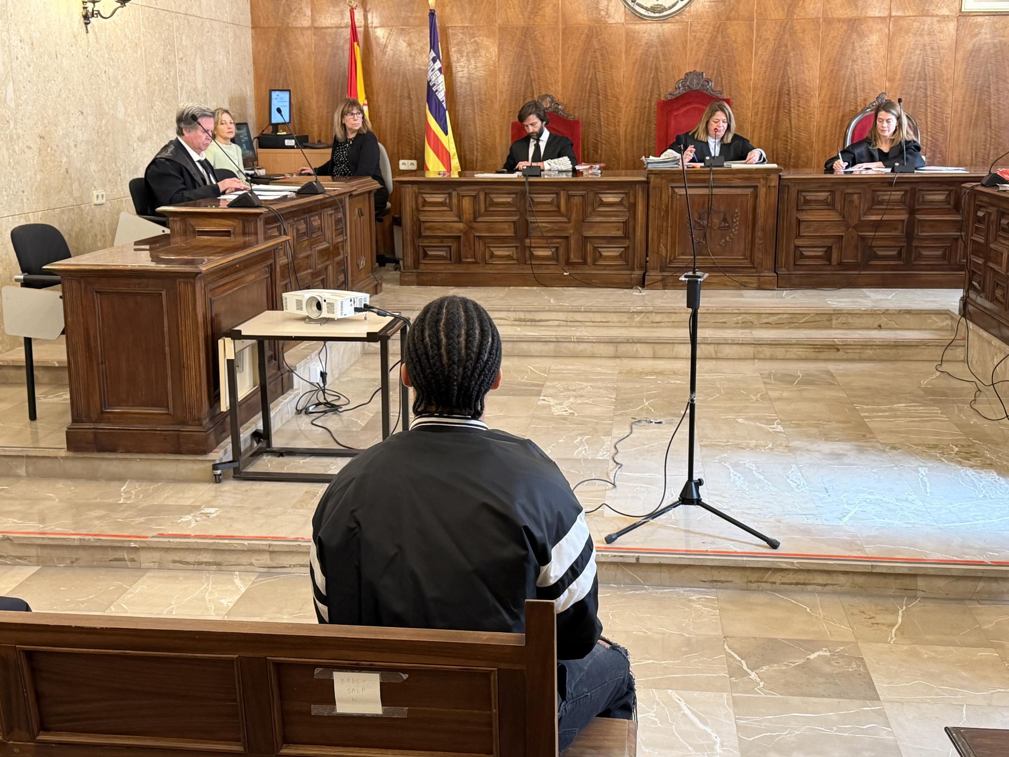 Dos años y tres meses de cárcel por intentar matar a su novia con un machete en Palma: «Yo voy a prisión pero a ti te mato»