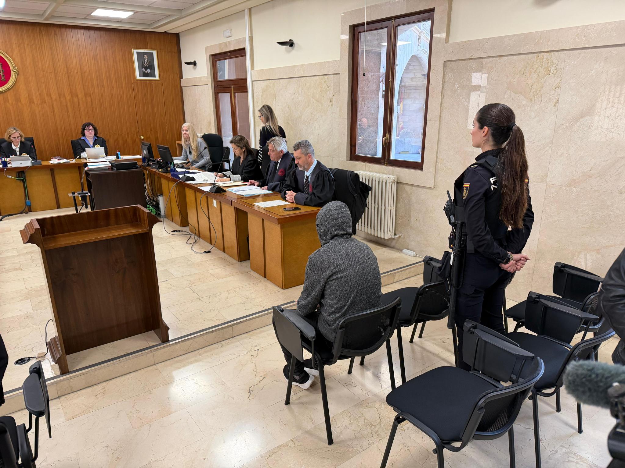 Condenado a 13 años y medio de cárcel por violar a su hijastra de 10 años en Palma y dejarla embarazada