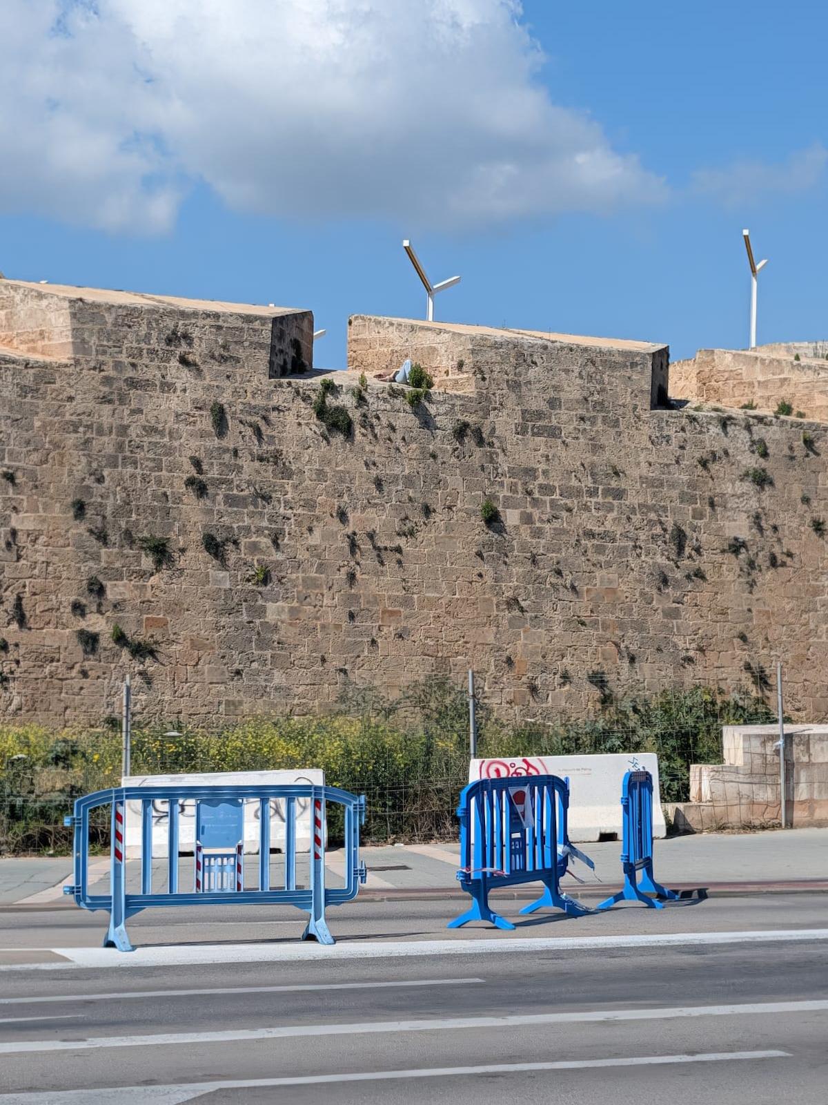 Desalojan a una mujer de la muralla de Palma tras ser sorprendida tomando el sol