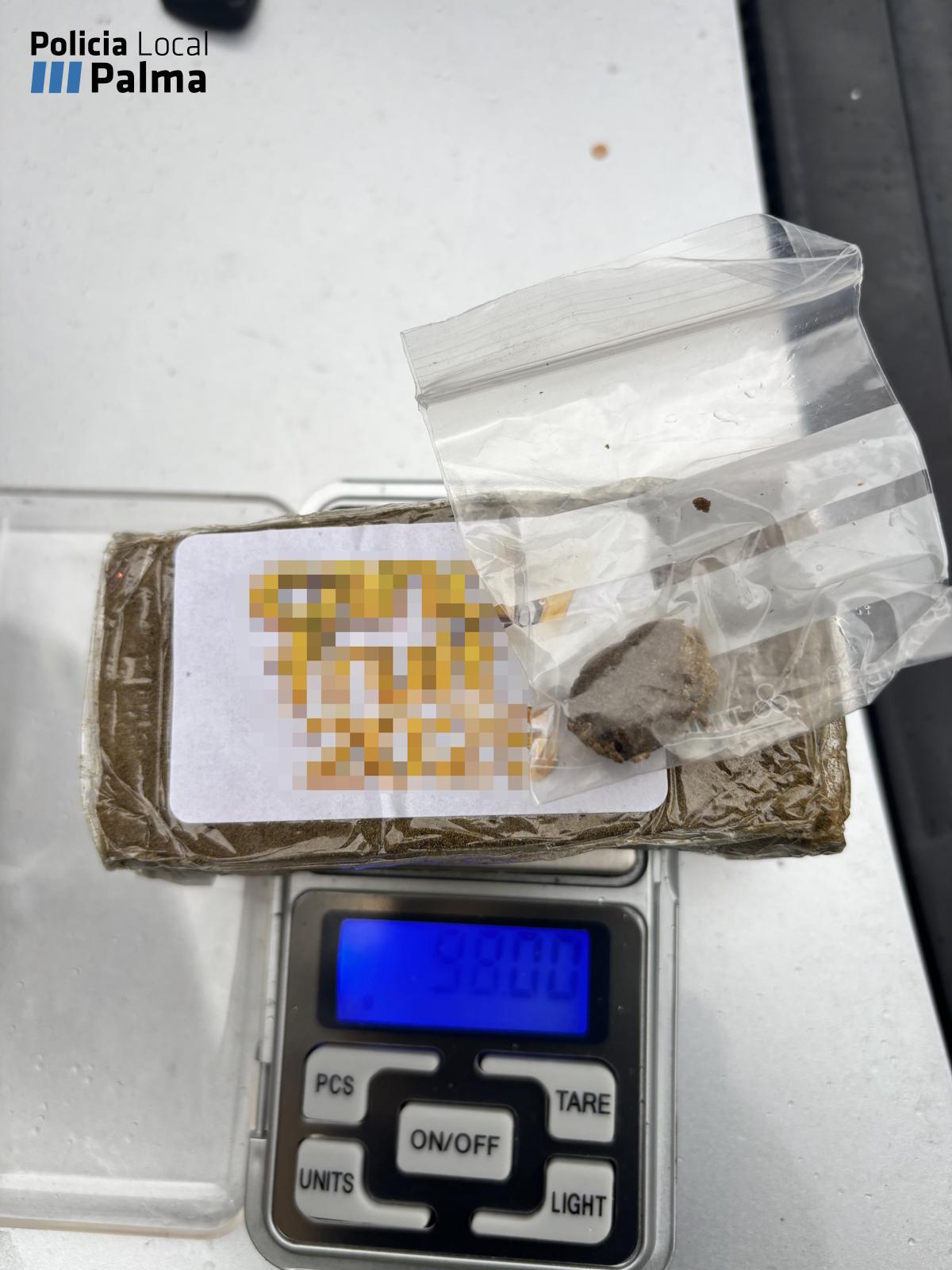 Dan el alto a un conductor en Palma y descubren una pieza de 100 gramos de hachís y que no tiene carné