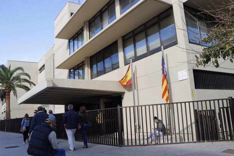 La Oficina de Extranjería de Baleares, al límite: «La mitad de las plazas están sin cubrir y hay 120 días de espera para tramitar un expediente»