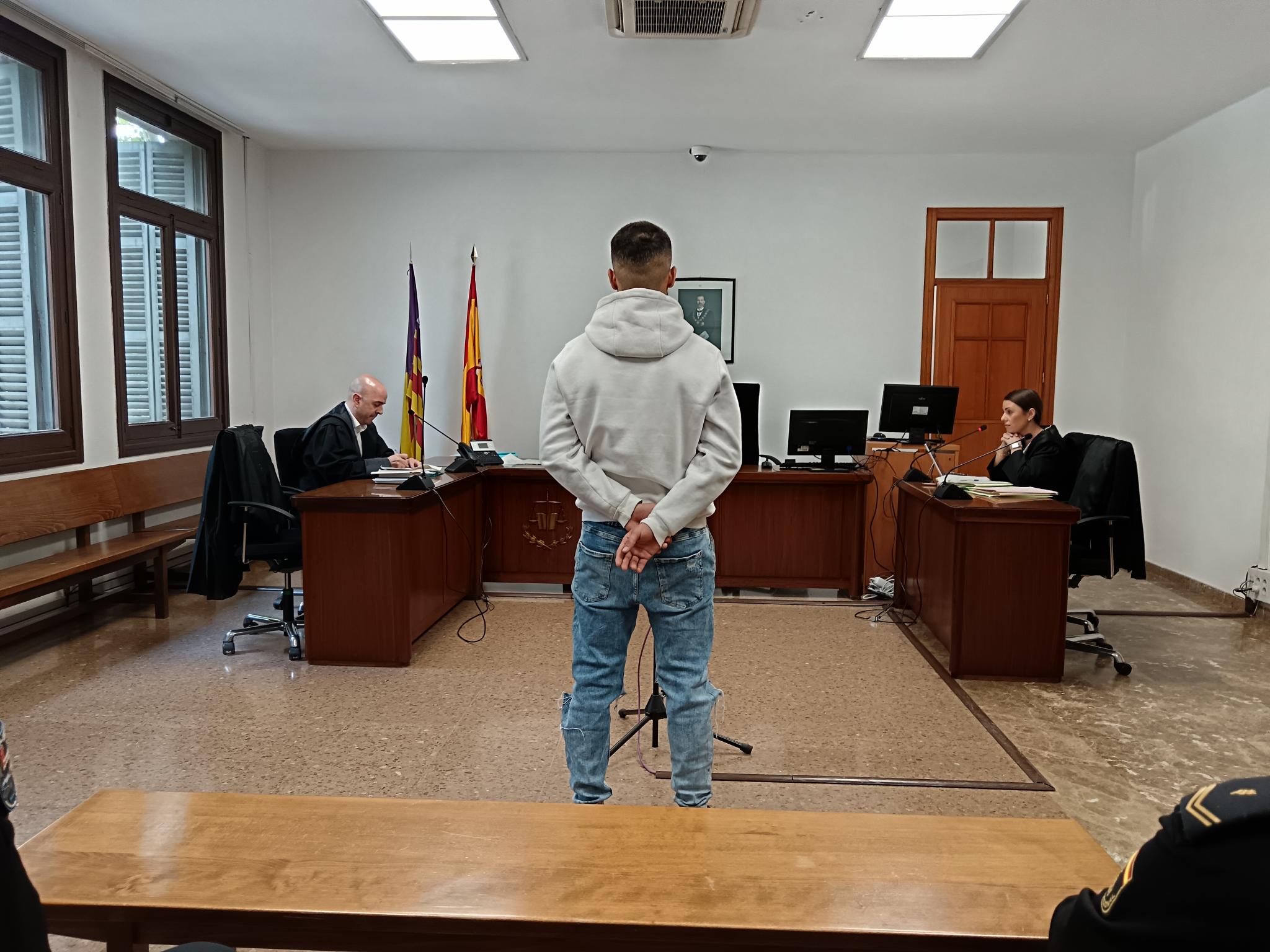 Acepta un año de cárcel por atacar con una botella rota a un hombre en un bar de Sineu