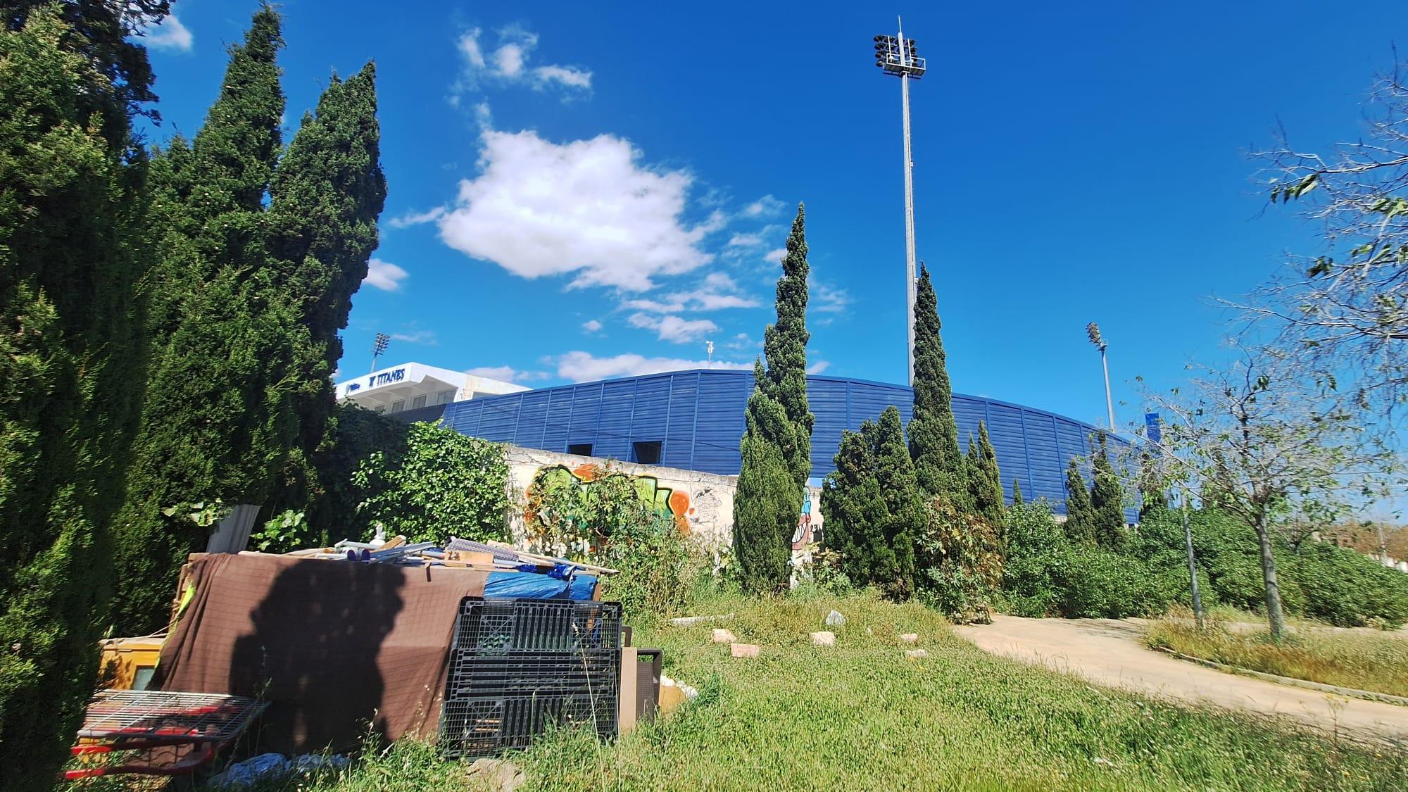 Una gran chabola a las puertas del Estadi Balear: una imagen más del sinhogarismo junto a la Vía de Cintura