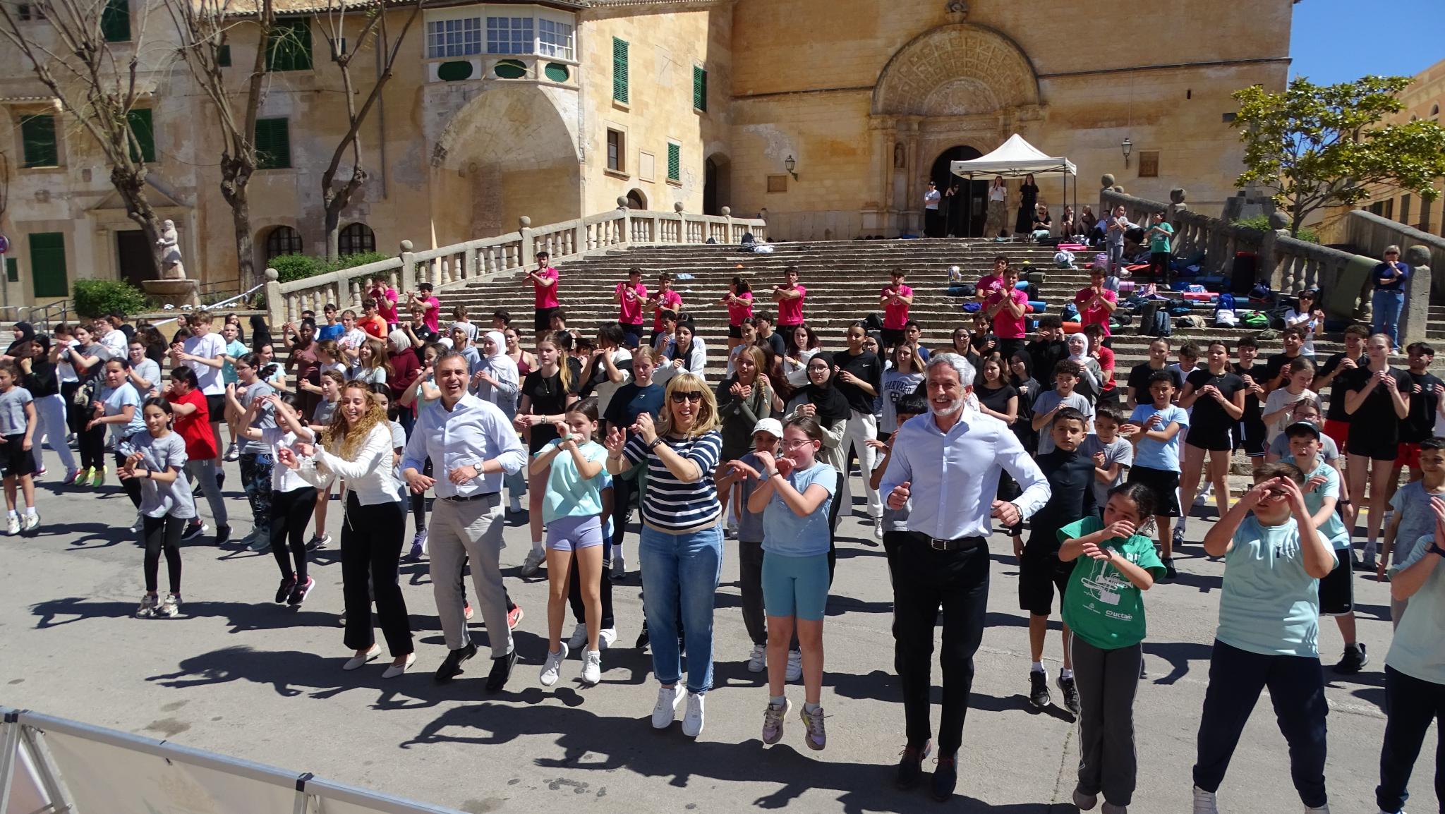 El Día de la Educación Física saca a la calle a cientos de estudiantes en Felanitx