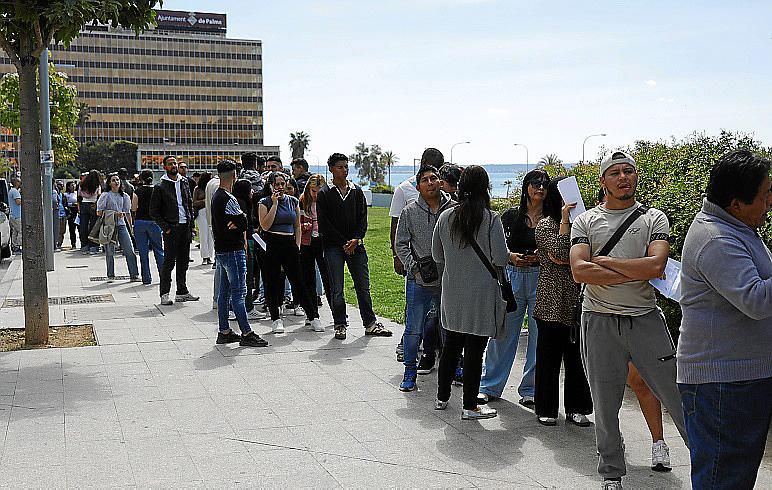 Abogados de Extranjería urgen a un refuerzo inmediato de los servicios municipales