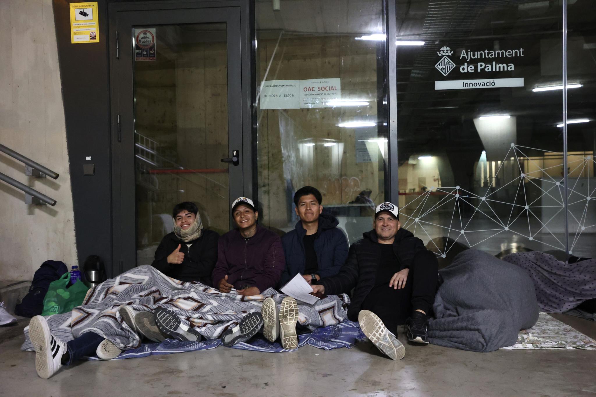 «Hacemos noche por un papel que te cambia la vida»: La espera sin descanso de la regularización en Palma