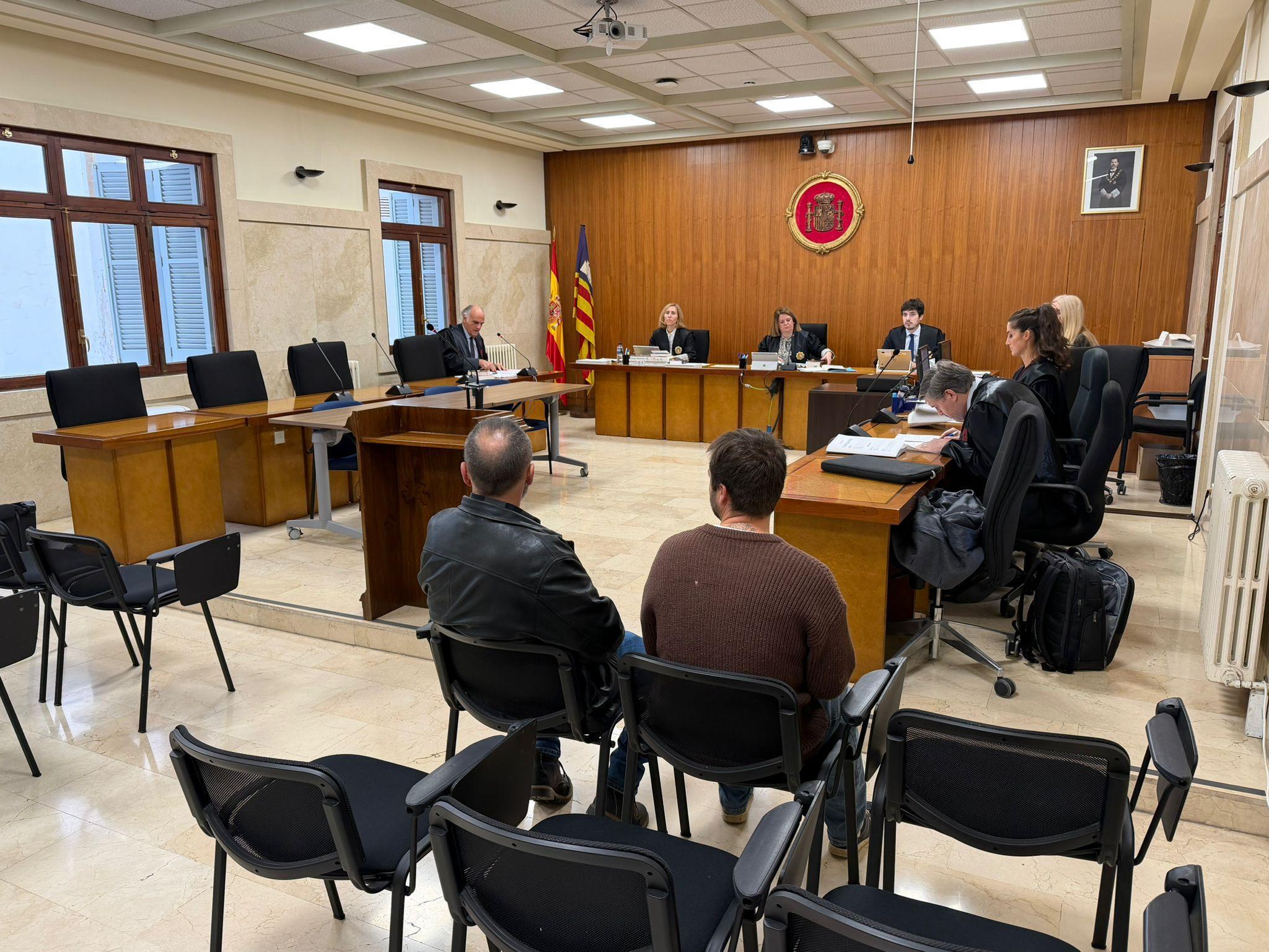 Revocan la absolución de un padre y su hijo por quemar el coche en Son Llàtzer para cobrar del seguro y los condenan a un año de cárcel