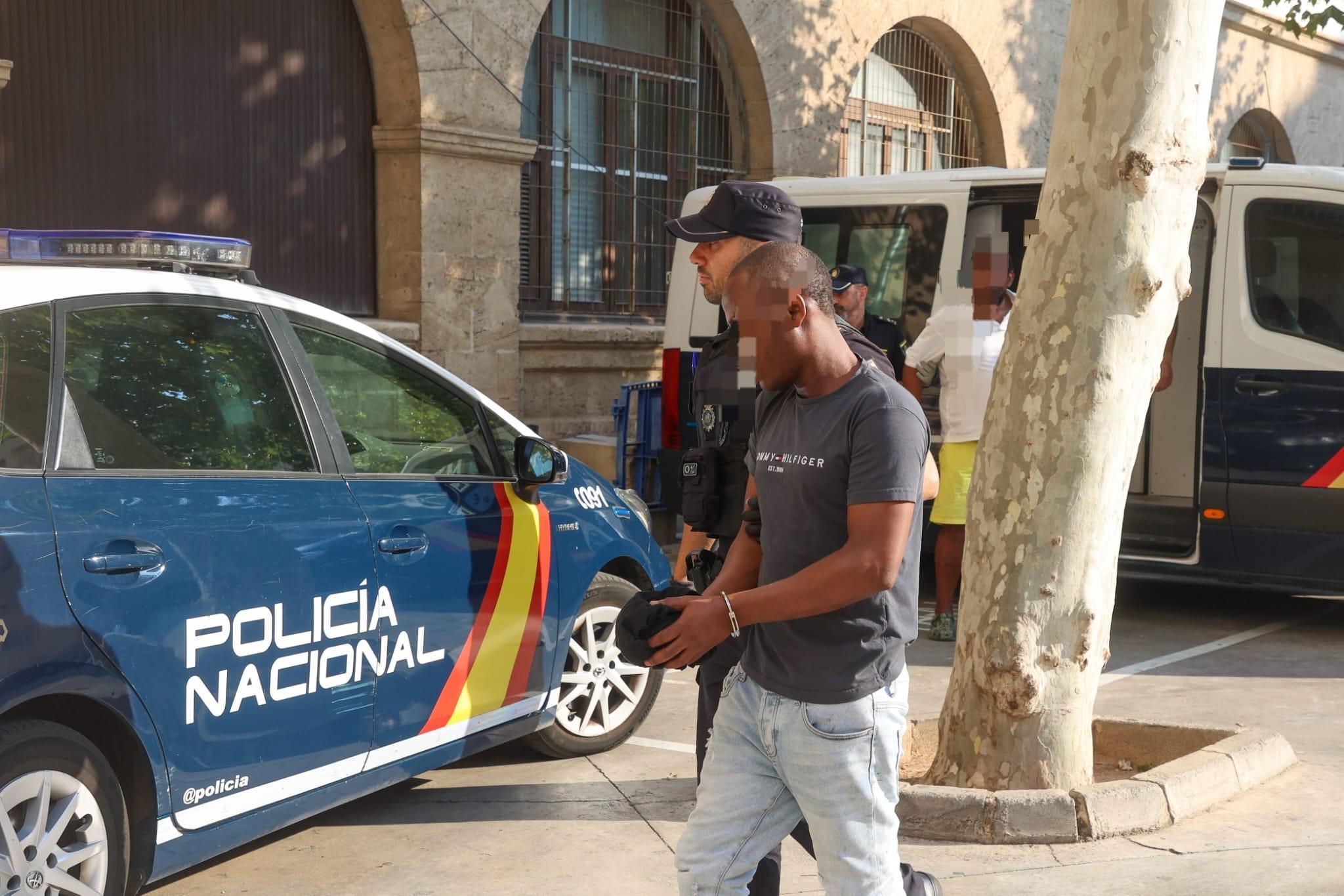 Expulsado de España el hombre que apuñaló a su ex con un cincel de carpintero en Palma