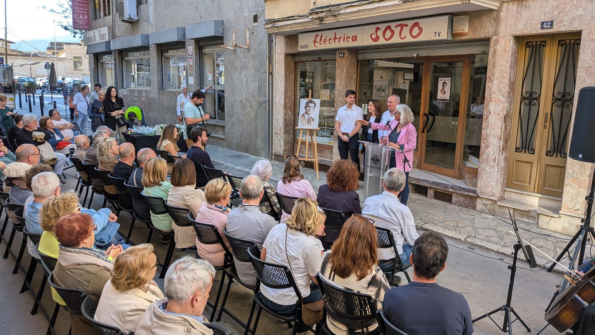 El represaliado Gabriel Buades i Pons recibe el acto de reparación de su memoria