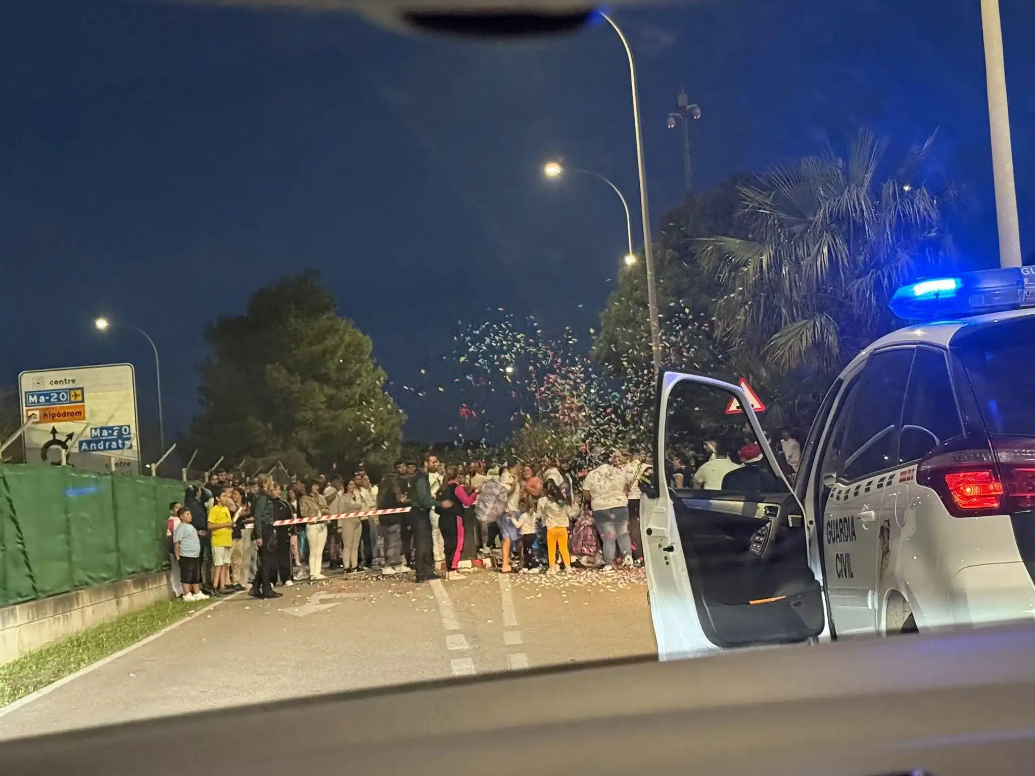 Así fue el sonado recibimiento a la salida de la cárcel de Palma a los 'narcos' de Son Banya: cohetes, confeti y una comitiva de 40 coches