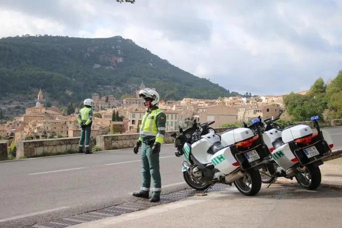 Un hombre en estado crítico y otros dos heridos en un grave accidente en la carretera de Valldemossa
