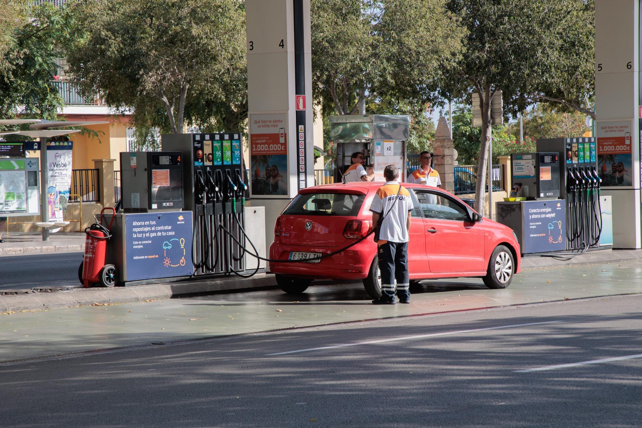 Huelga y paros en las gasolineras de Baleares: «Venden el combustible por las nubes y los sueldos están por los suelos»
