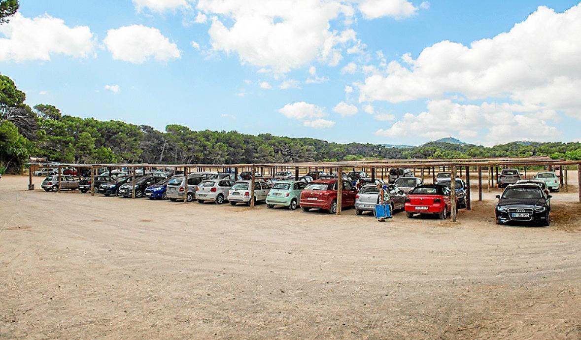El nuevo aparcamiento de Cala Agulla en el aire a las puertas del verano
