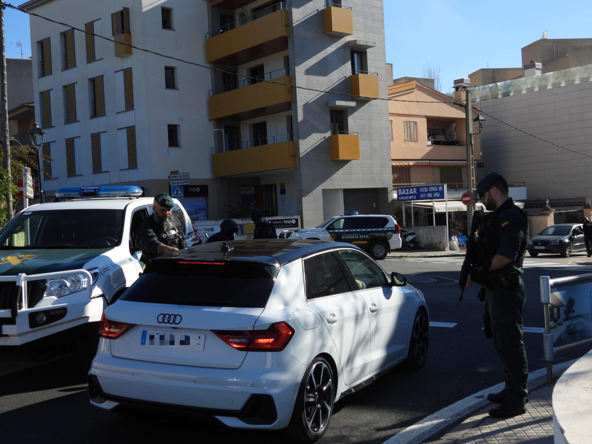 Un amplio despliegue armado de la UCO irrumpe en los accesos al puerto de Andratx