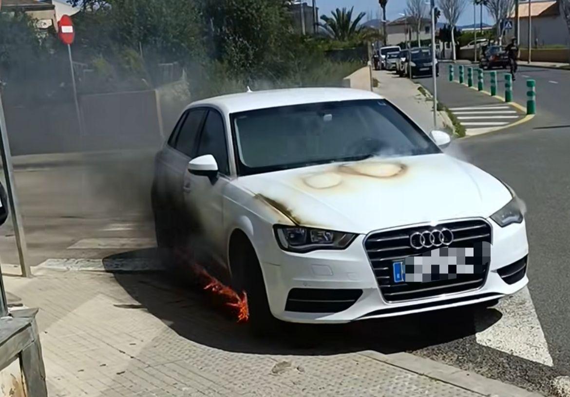 Un turismo queda calcinado en Porreres tras incendiarse en plena vía