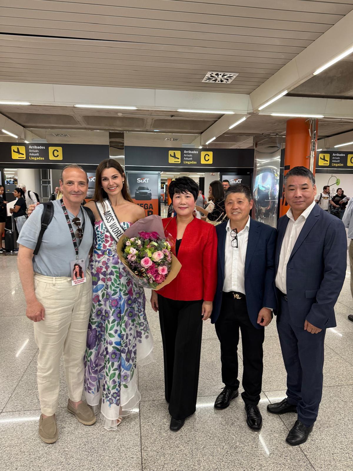Elisabeth Reynés es recibida en Palma entre flores, xeremiers y gritos de «¡guapa, guapa!»