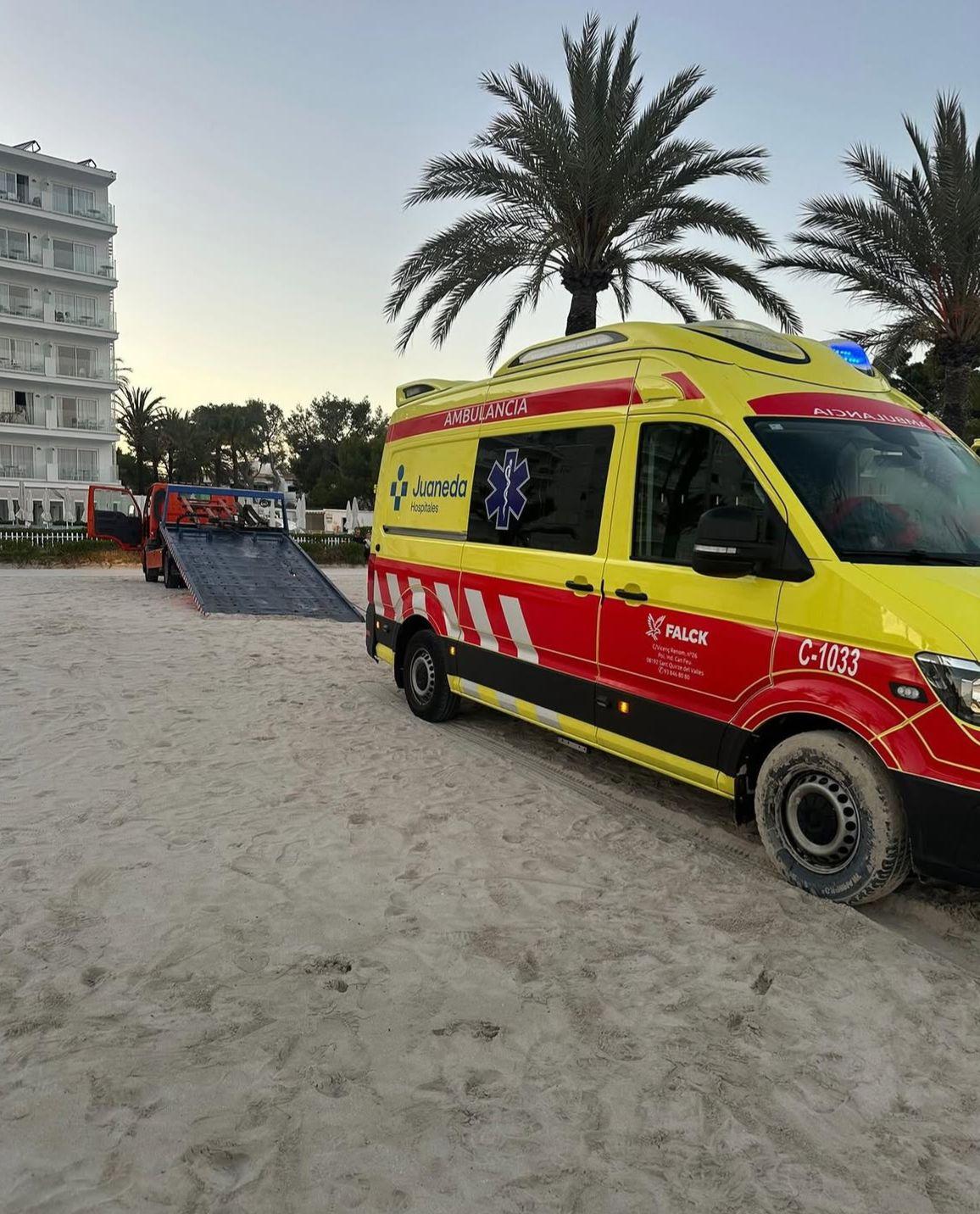Un joven resulta herido tras lanzarse desde un pantalán en una playa de Alcúdia