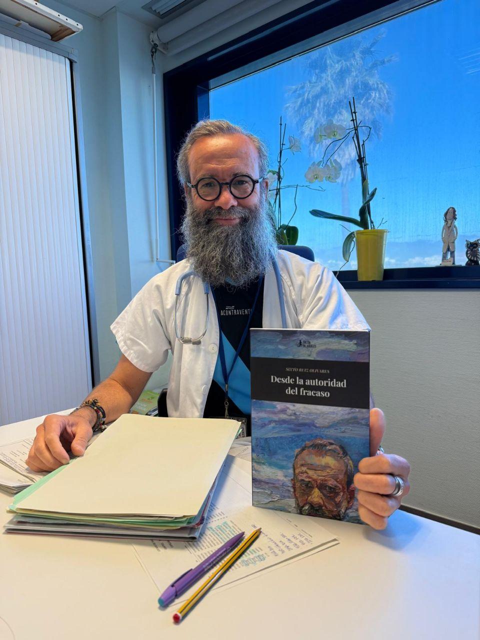 Sixto Ruiz, médico y poeta: «Leer o escribir un poema cada día ahorraría analgésicos y ansiolíticos»