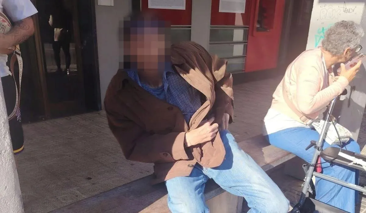 Un hombre roba el bolso a una mujer en el Coll d'en Rabassa y los vecinos lo retienen hasta la llegada de los agentes