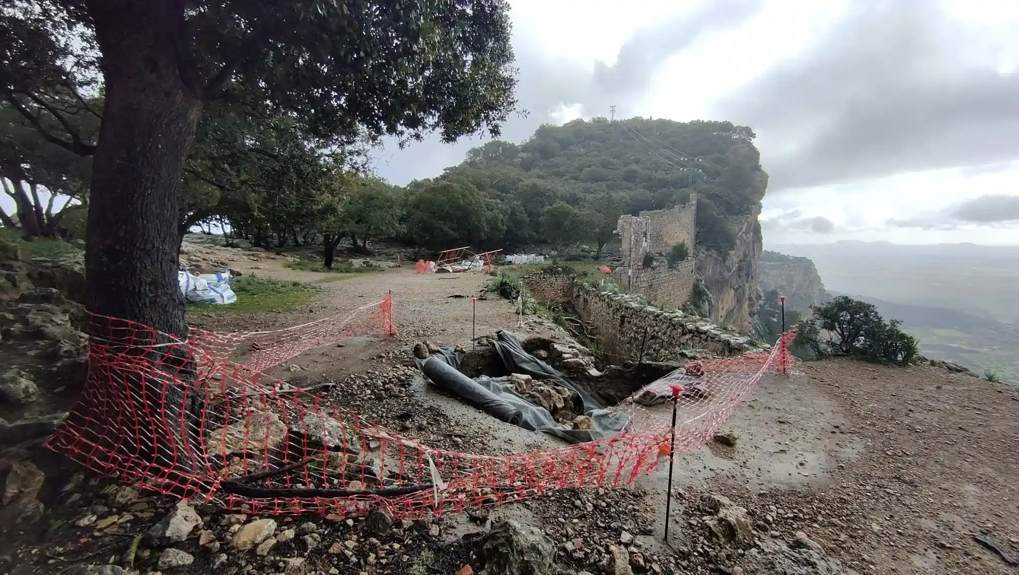 Senadores y diputados de Mallorca hacen piña para salvar el Castell d'Alaró