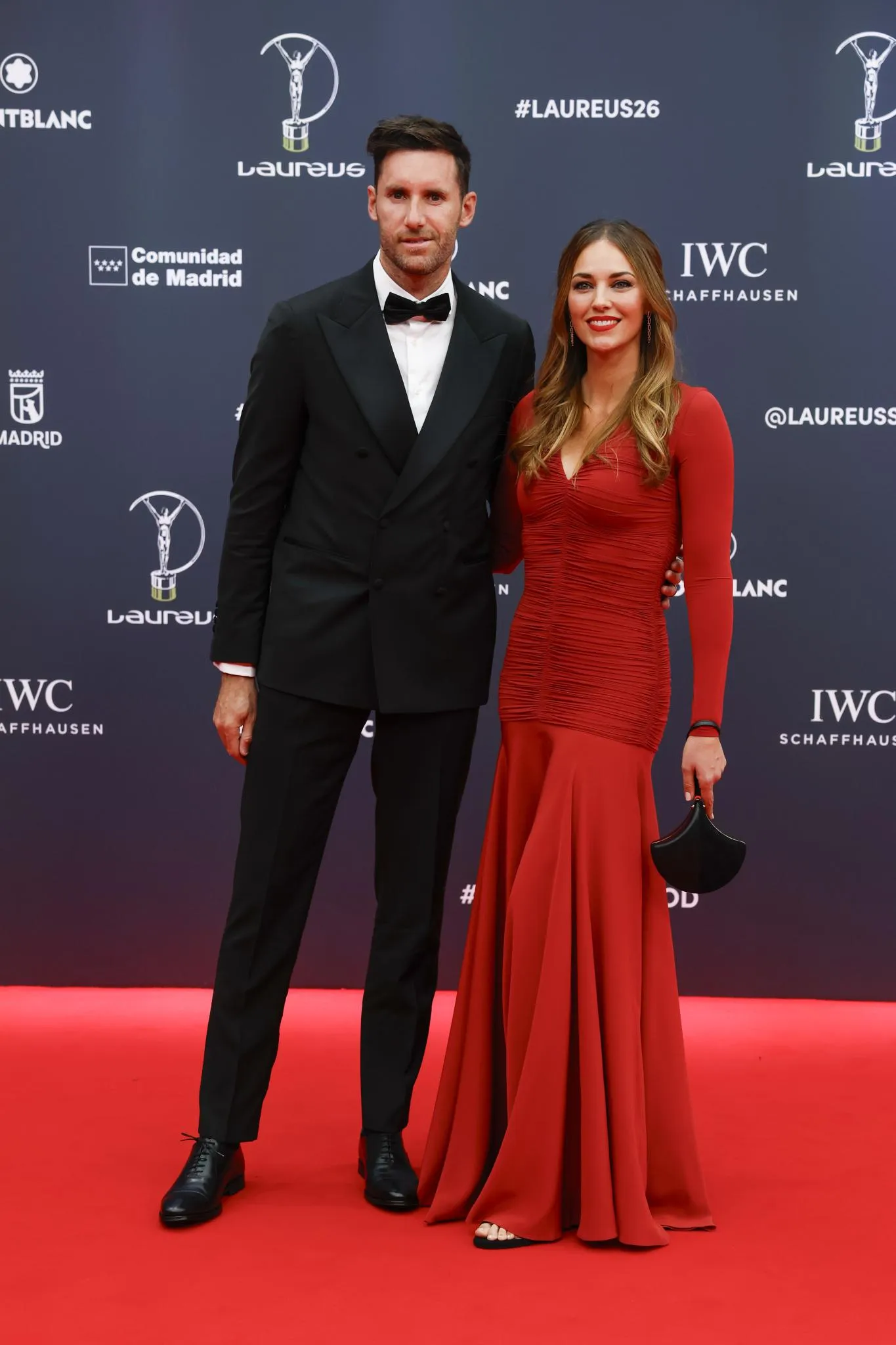 Helen Lindes tiene el vestido perfecto para ir a un evento: rojo, drapeado y fabricado en Italia