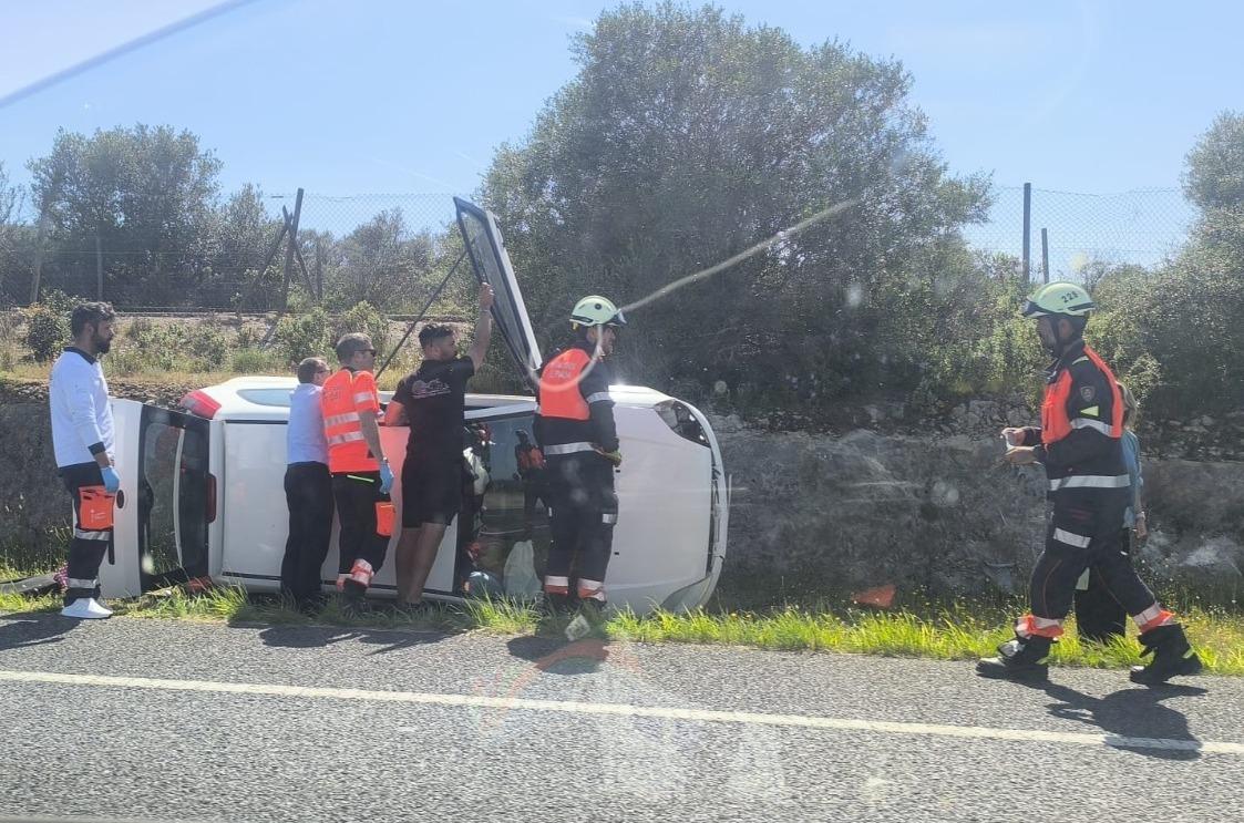 Una mujer resulta herida y queda atrapada tras volcar en la carretera de Manacor