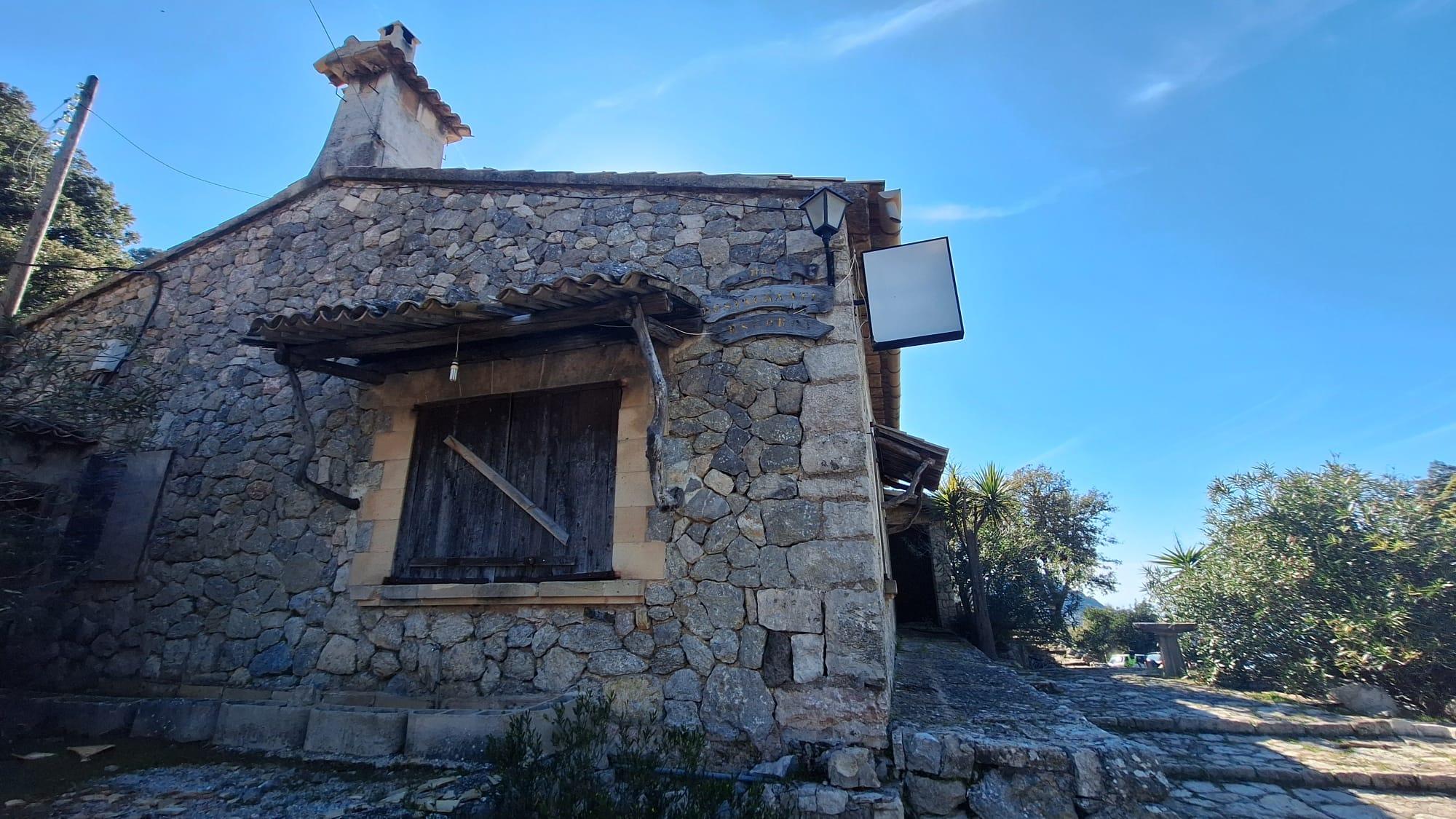 El histórico restaurante cerrado y solitario en pleno corazón de la Serra de Tramuntana