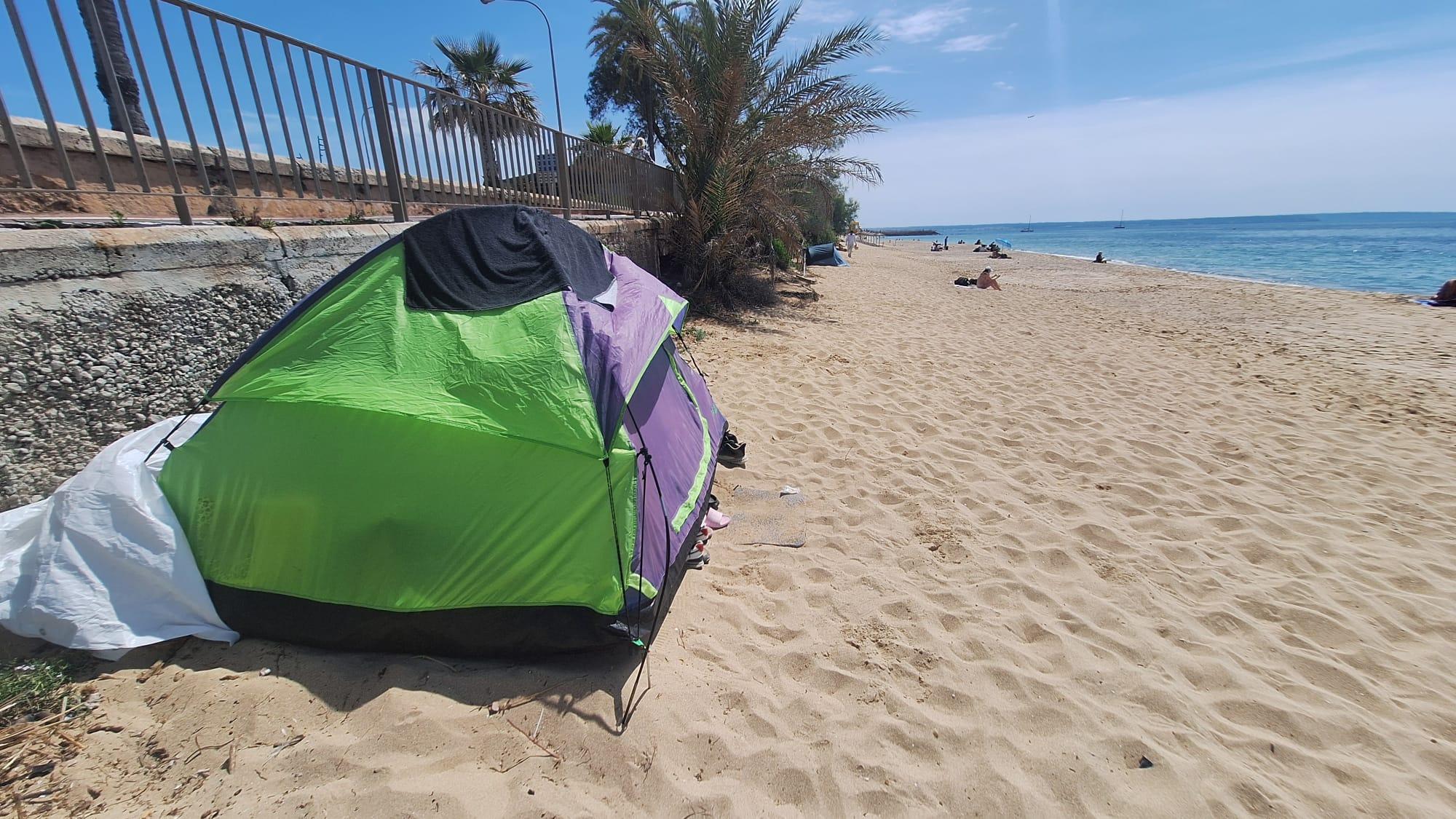 Vivir en una tienda de campaña en la playa: la última imagen del sinhogarismo en Palma