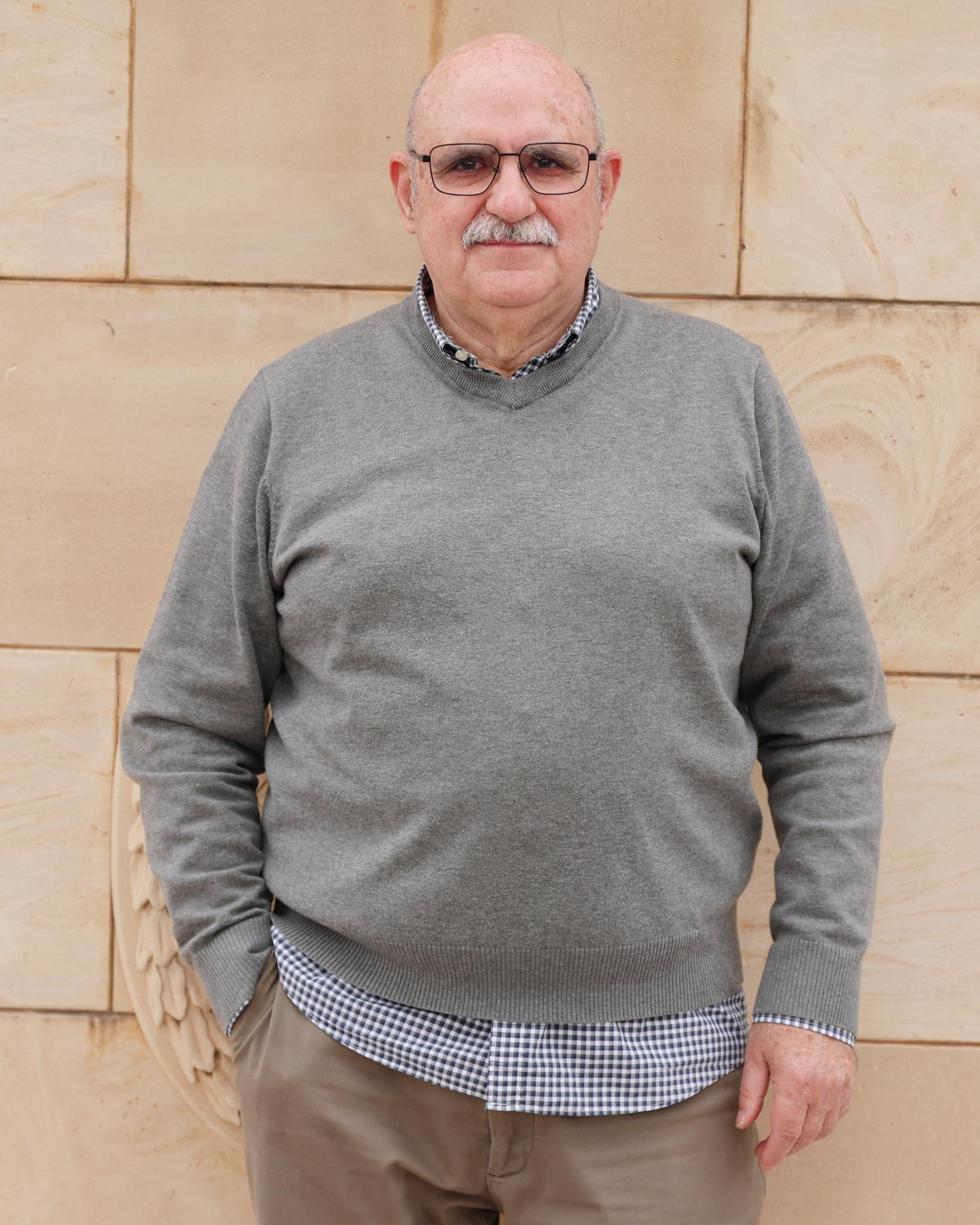 Lluís Maicas: «A mí también se me dibuja una sonrisa cuando escribo, me divierto bastante»