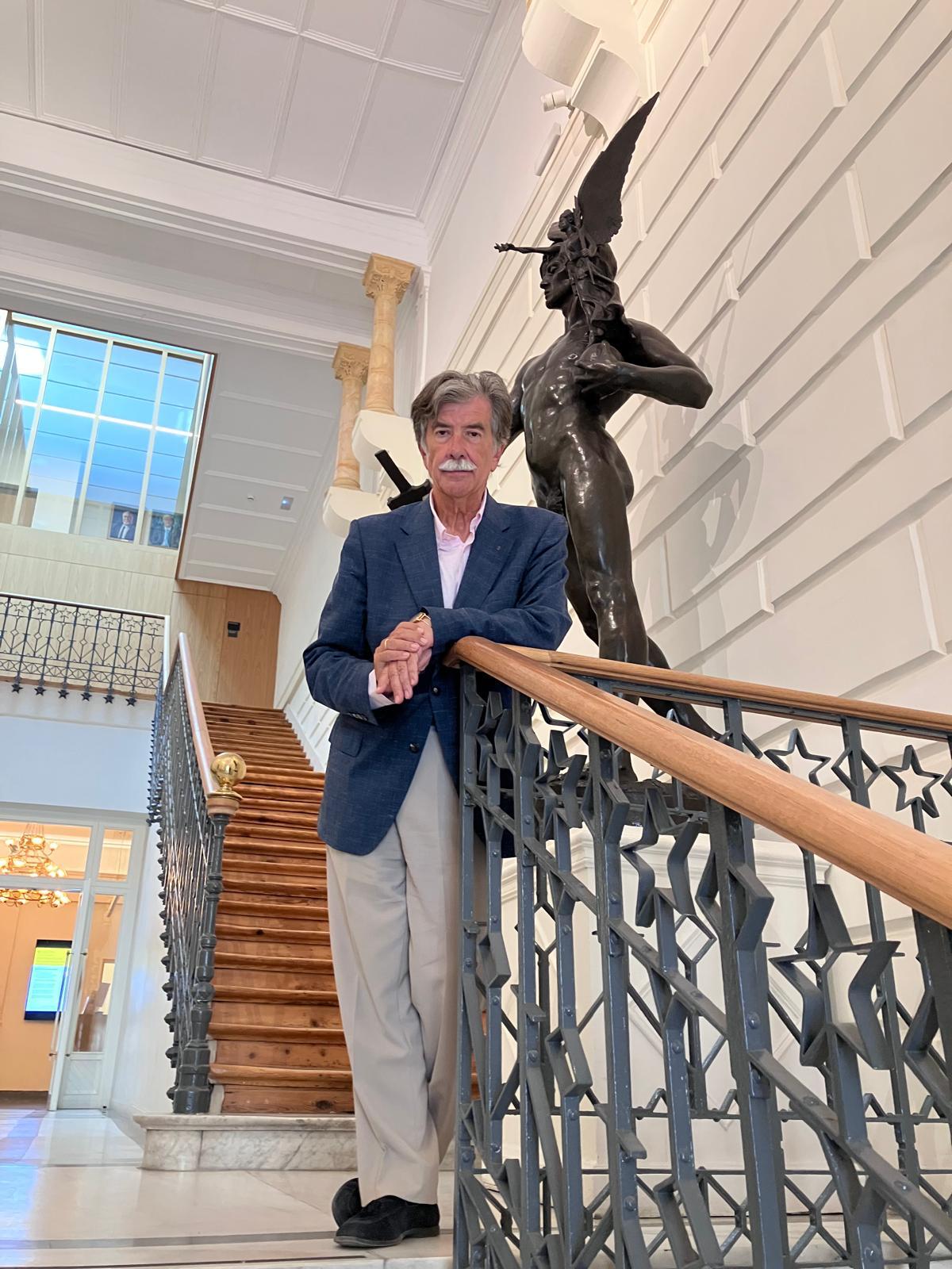 Javier Urra, psicólogo forense: «Los alumnos se levantan al verme: me hago respetar, pero transmito cariño»