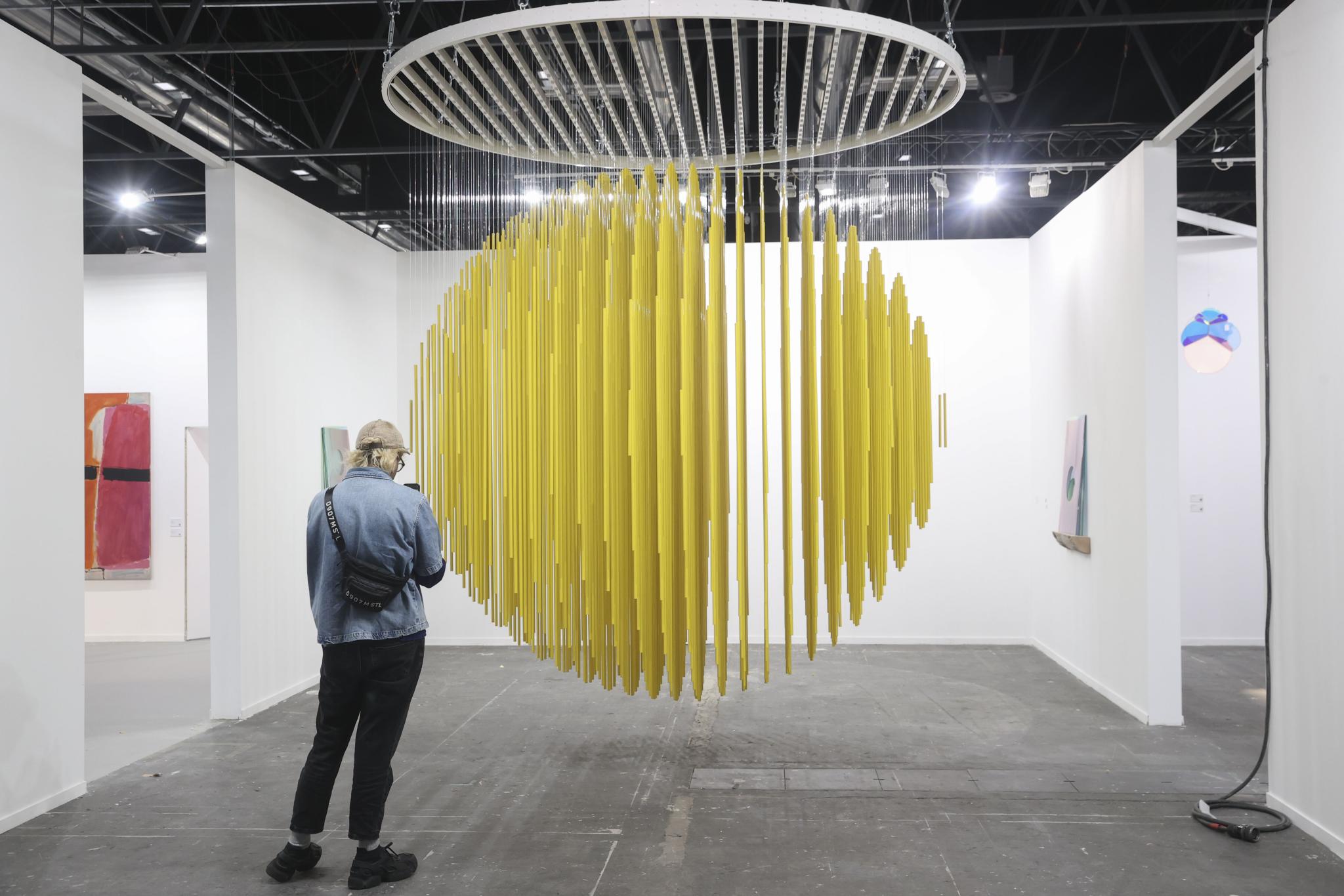 Artistas críticos con la política cultural recibieron ayudas públicas y apoyo institucional