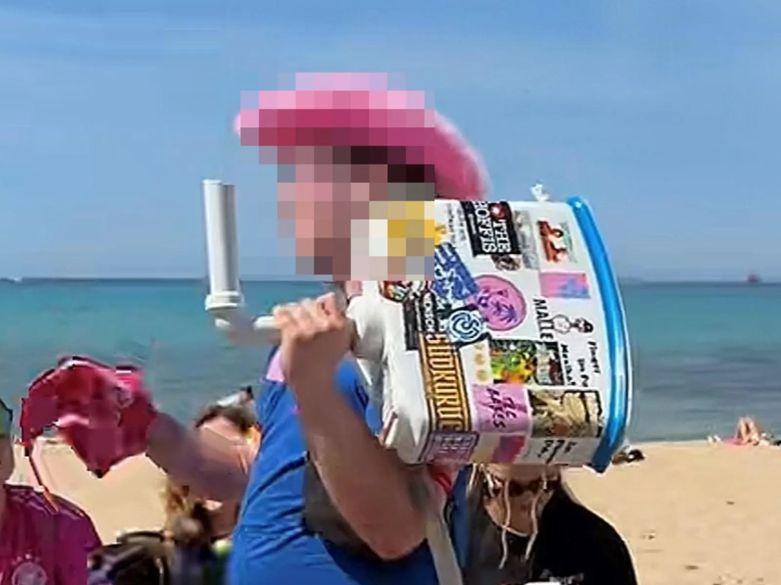 Un turista sorprende en s’Arenal al recorrer la playa con un embudo hecho con una cisterna de baño