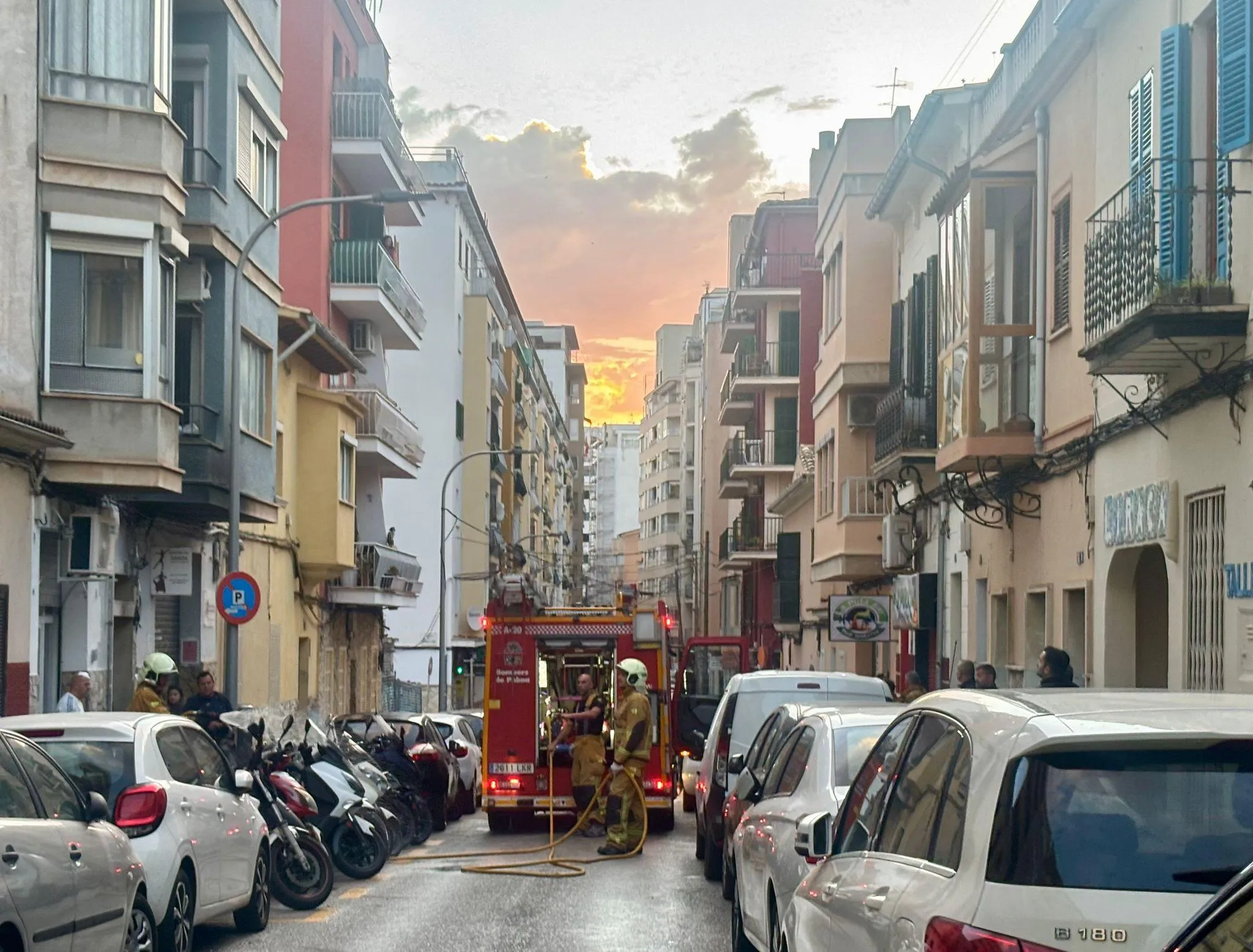 Alarma por un incendio en el cableado eléctrico en una finca en el barrio de Camp de Serralta