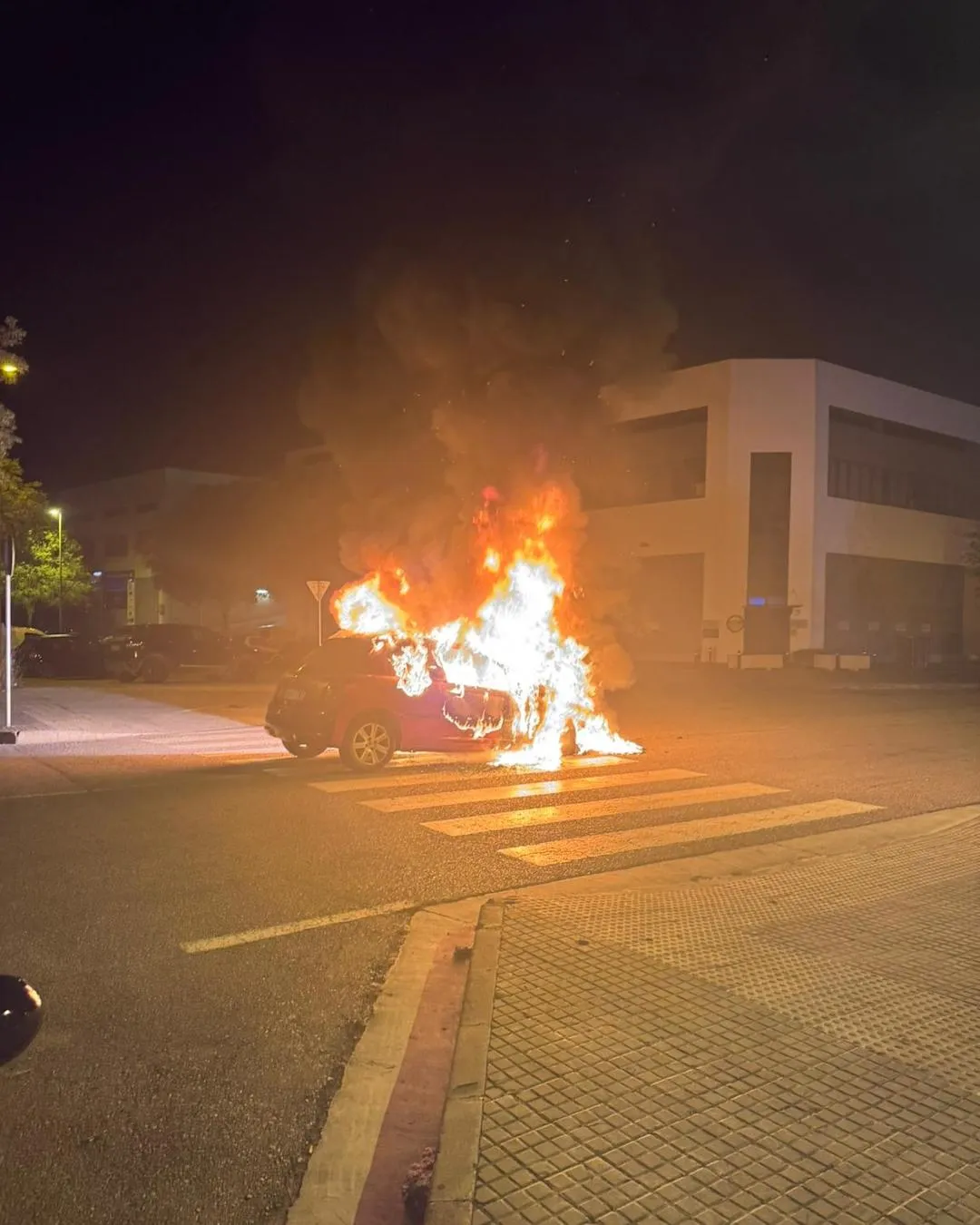 Arde un coche espontáneamente en el Polígono de Son Oms