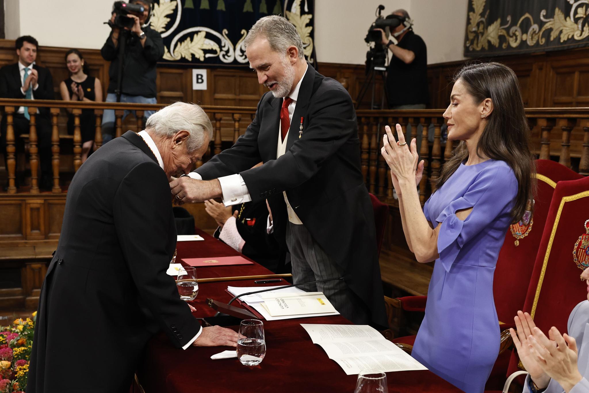 Los Reyes entregan el Premio Cervantes 2025 al mexicano Gonzalo Celorio