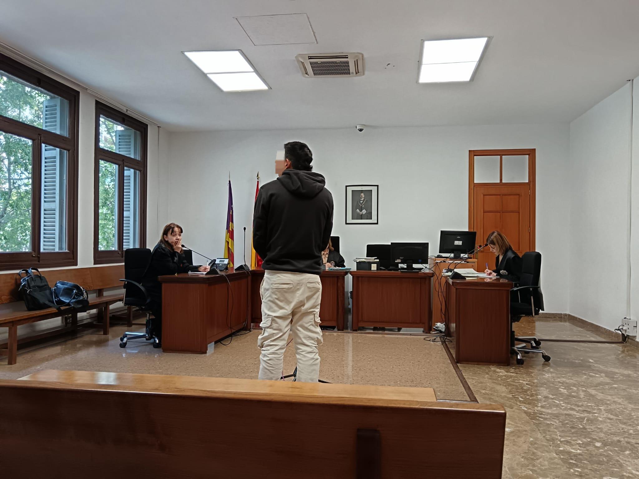 Acepta un año de cárcel por agredir con una botella rota a un hombre en un restaurante de Palma