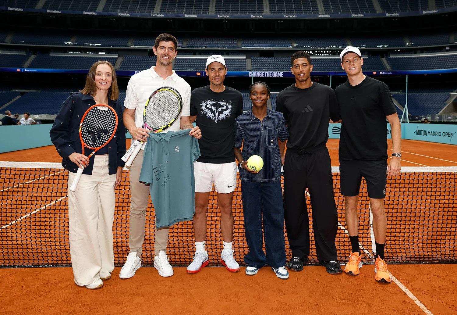 Nadal inaugura la pista de tenis del Santiago Bernabéu junto a Courtois, Bellingham y Sinner