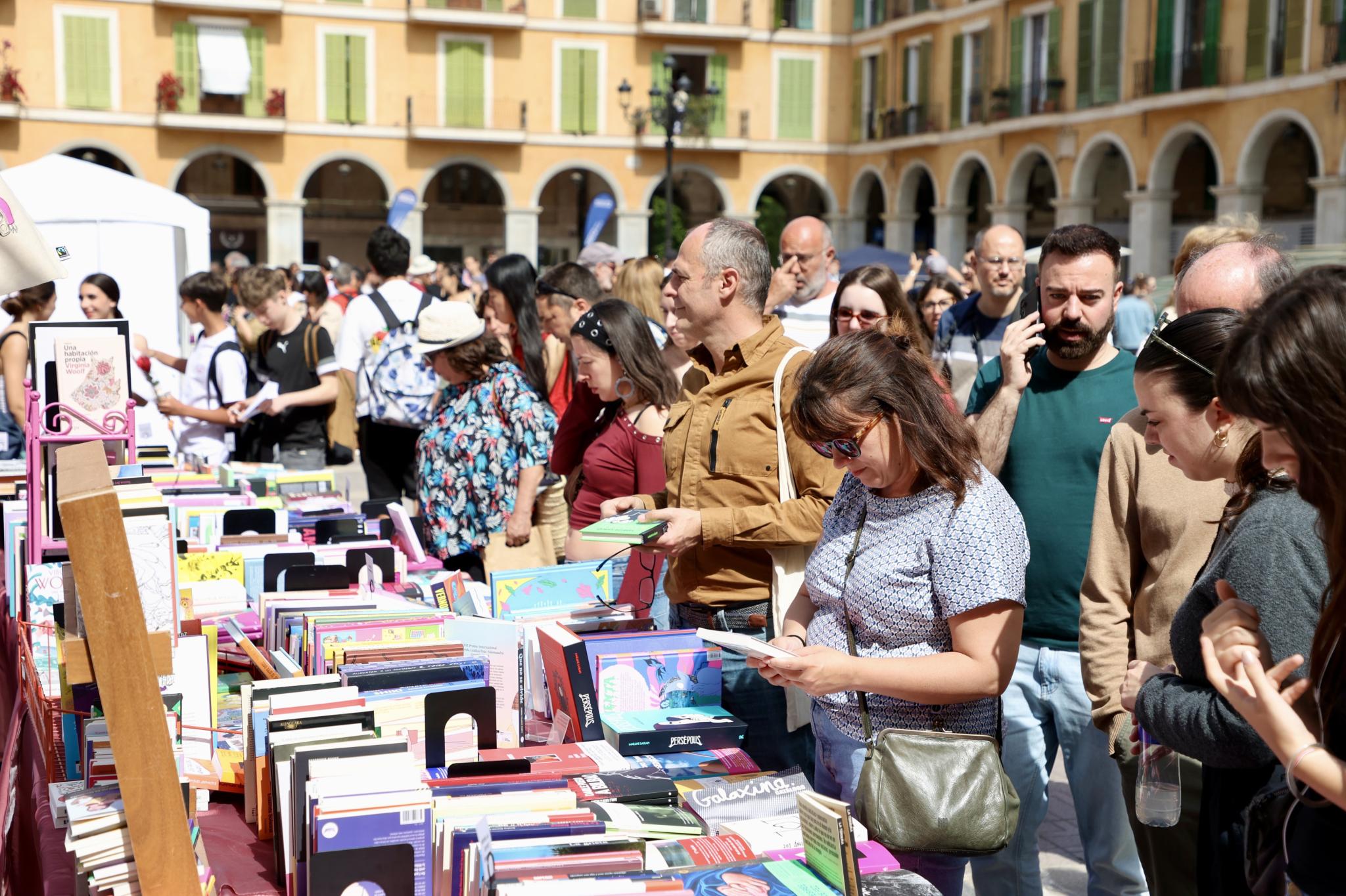 Palma se tiñe de rojo por Sant Jordi