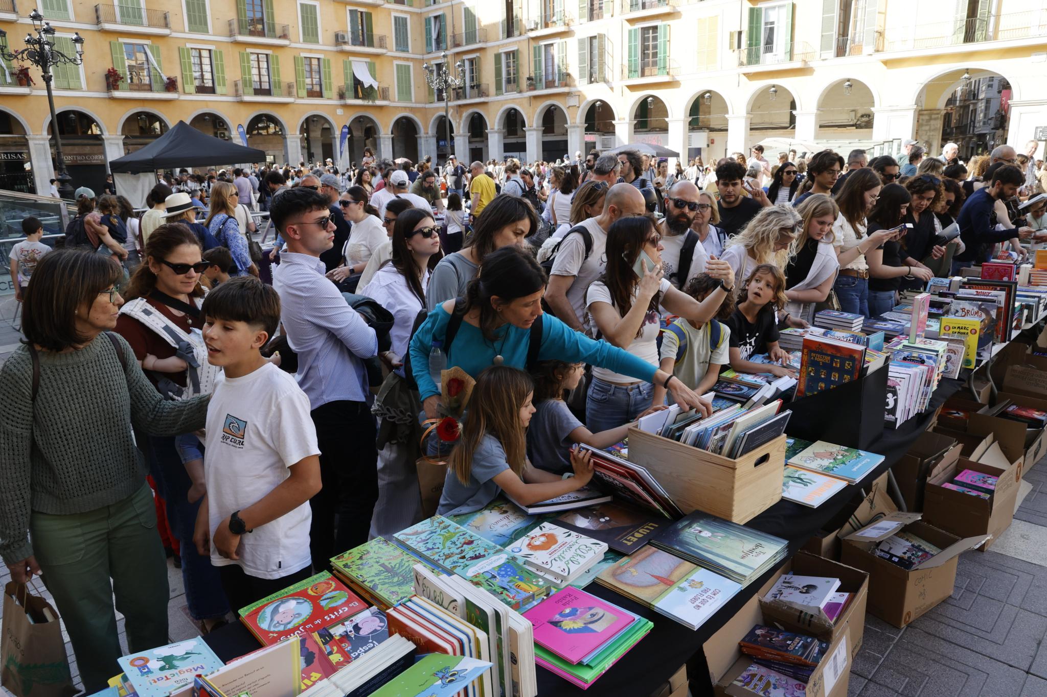 El Gremi de Llibreters califica de «récord» el Sant Jordi en Palma, con más ventas y flores agotadas