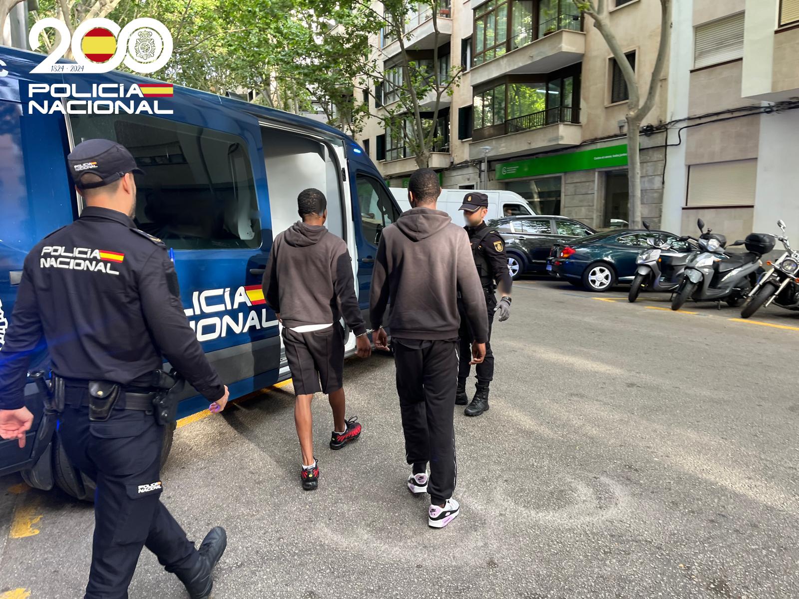 Dos detenidos por robar amenazando con cuchillos a plena luz del día en Palma