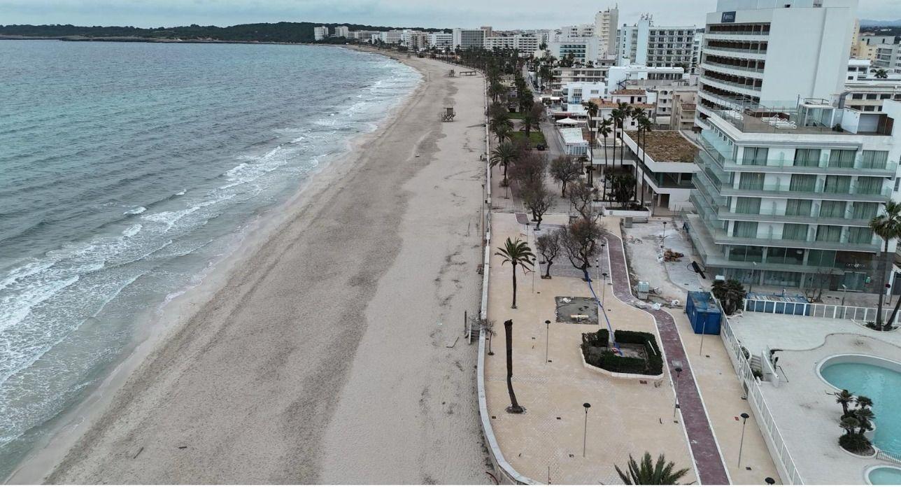 Cala Millor se adapta al cambio climático: el paseo marítimo estrena zonas de sombra y de descanso