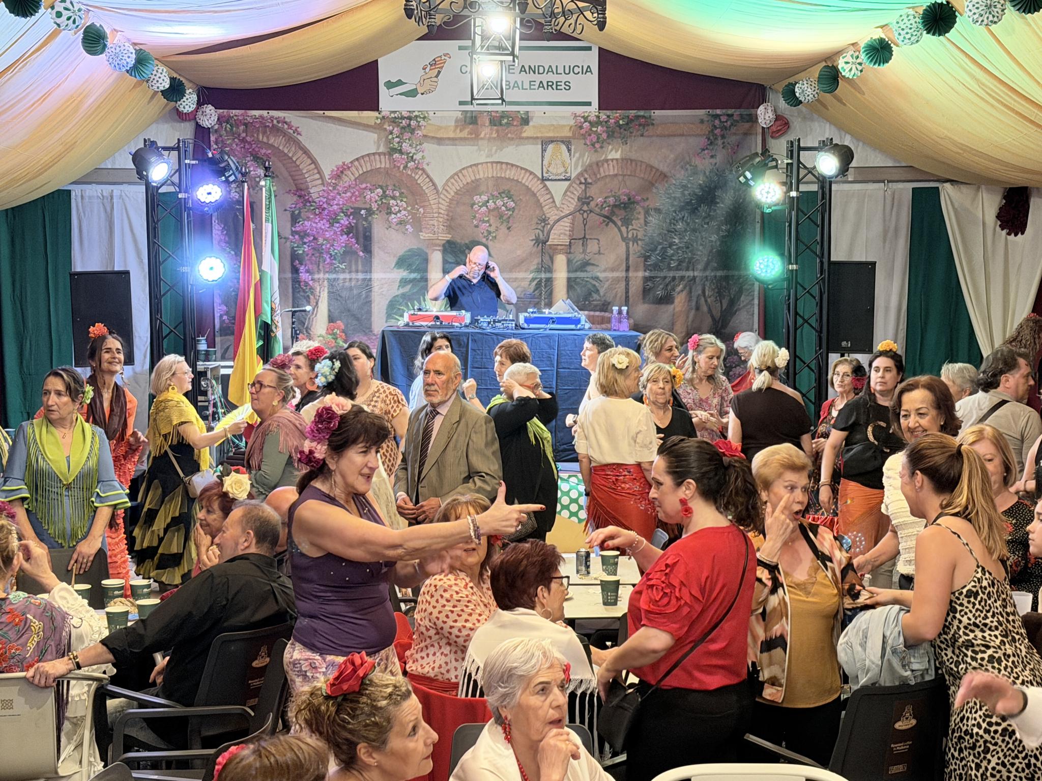 Sevillanas, rebujito y buen ambiente en el segundo día de la Feria de Abril en Palma