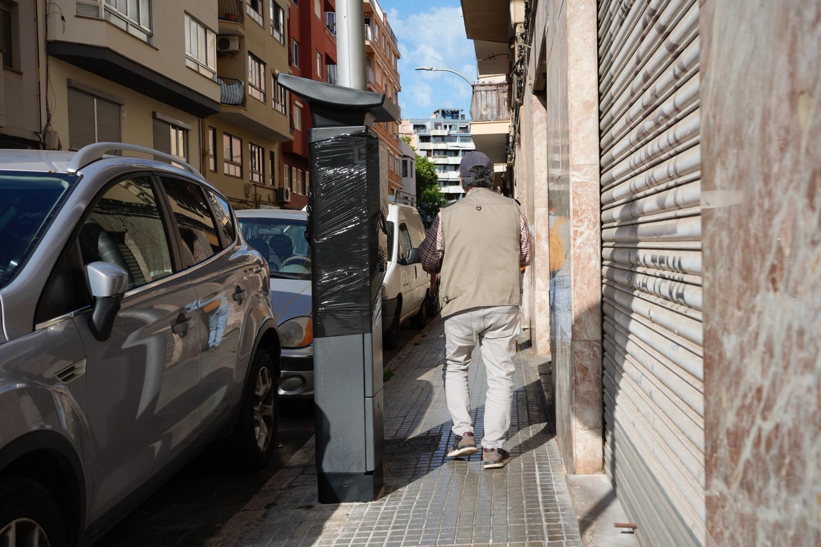 Las máquinas para la ampliación de la ORA en Pere Garau ‘encogen’ las aceras y dificultan el paso
