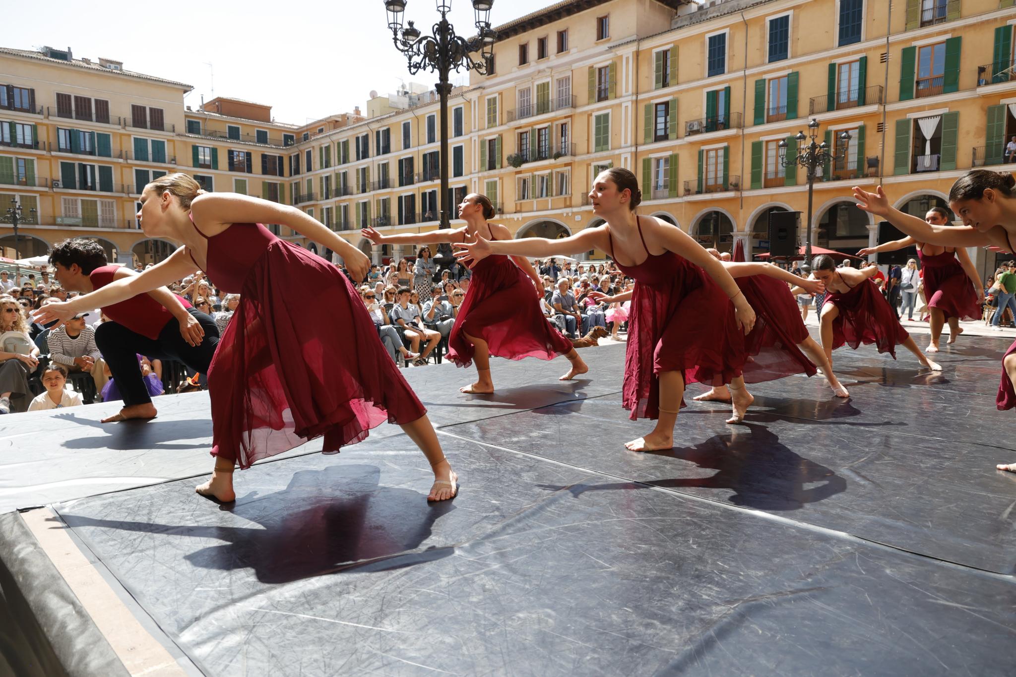 La Plaça Major baila al son de Palma Balla