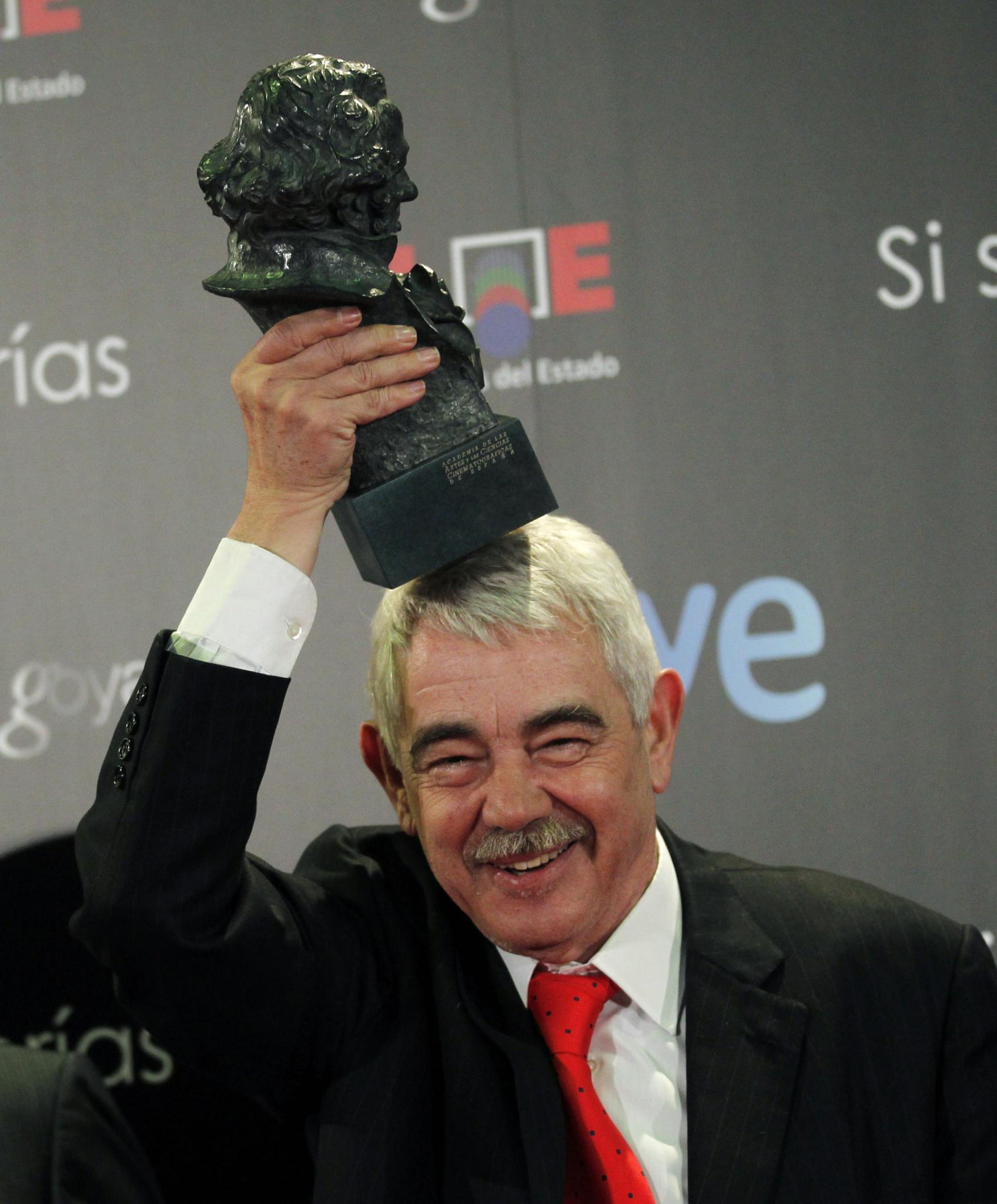 Former Barcelona mayor Pasqual Maragall holds his Goya Award for Best Documentary Film backstage at the Spanish Film Academy's G