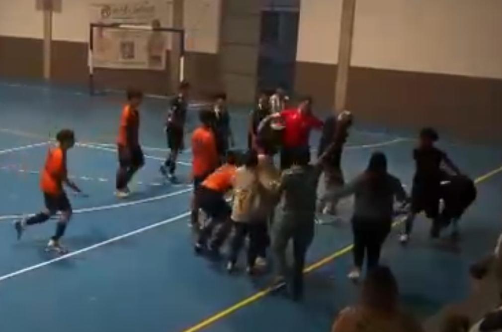 Incidentes en un partido fútbol sala cadete en Palma: una agresión desata una invasión y enfrentamiento entre jugadores y público