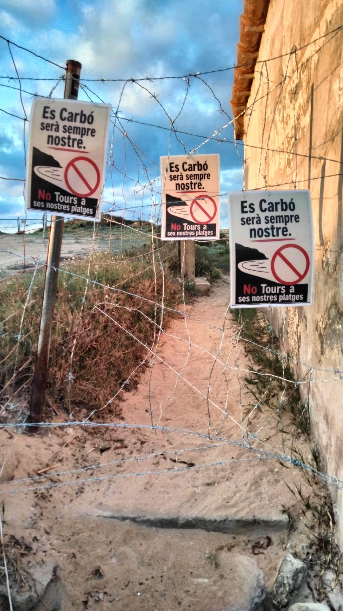 Alambres de espino y carteles en Es Carbó contra los tours turísticos a la playa